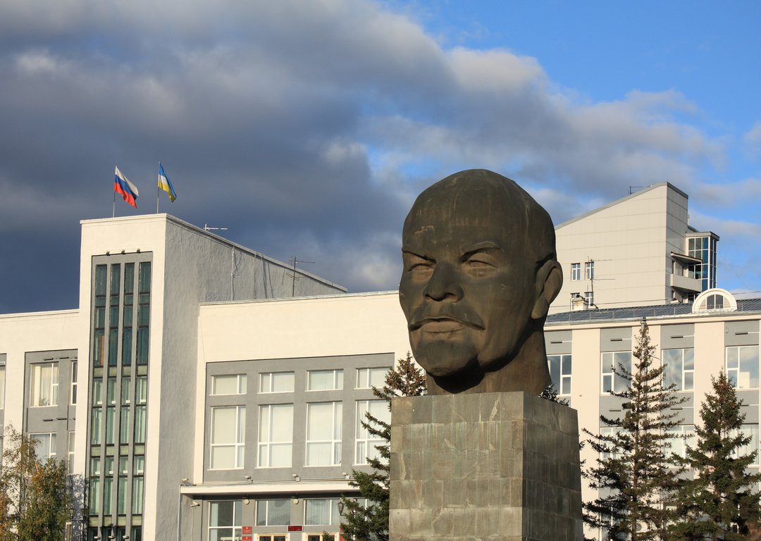 Lenin's head monument image