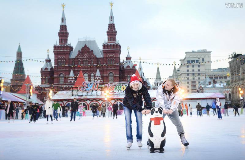 Skating at Red Square image