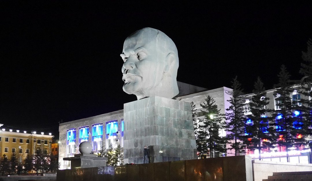 Lenin's head monument image