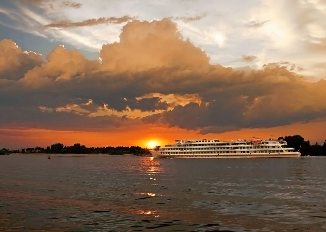 Sunset on Volga River image